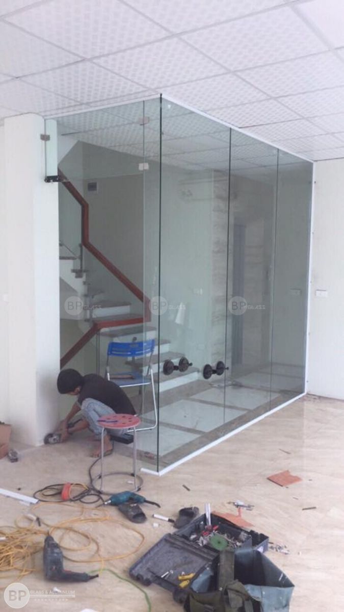 Vách kính, cửa kính thủy lực tại Nguyễn Chánh